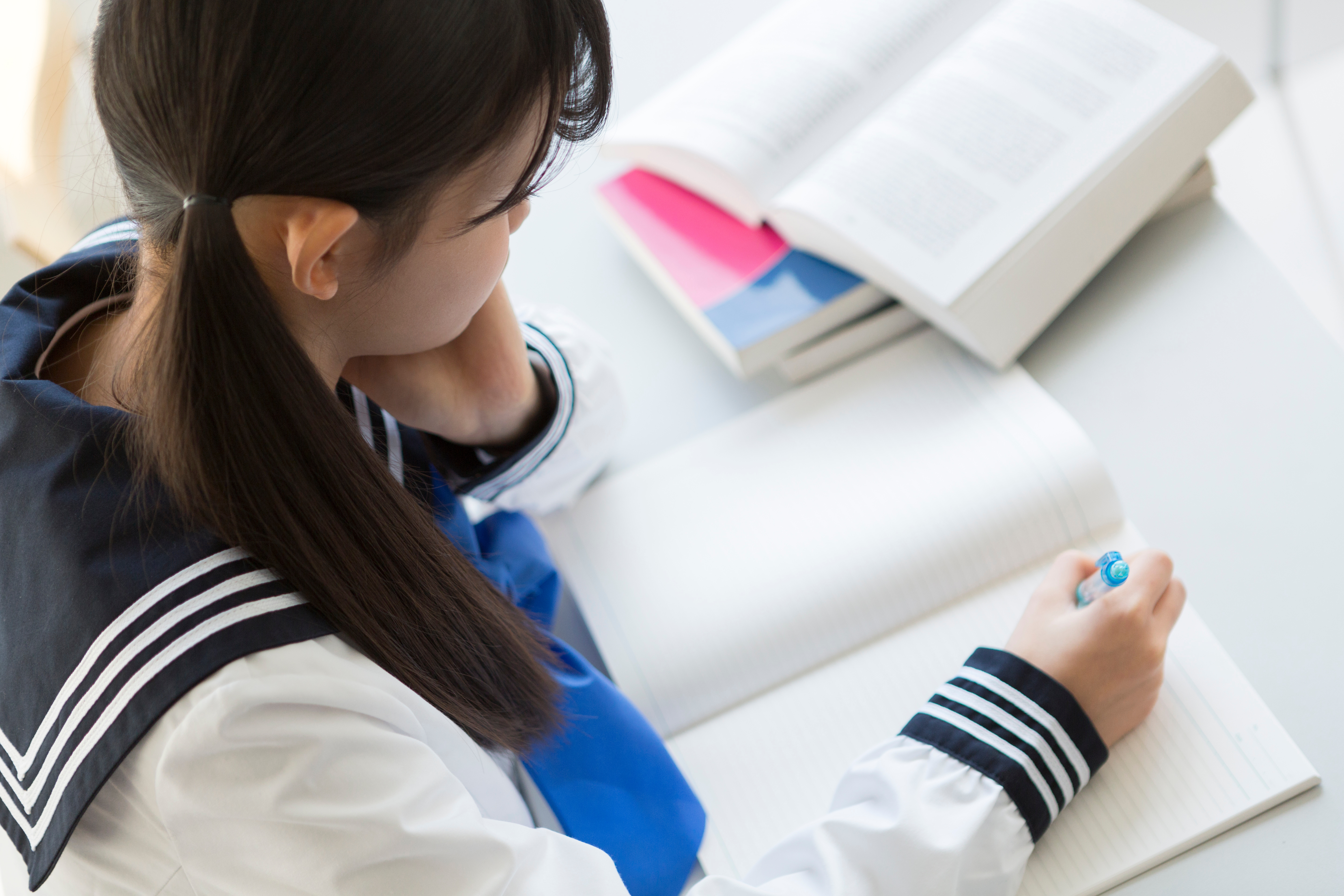 制服姿で勉強する女子校生
