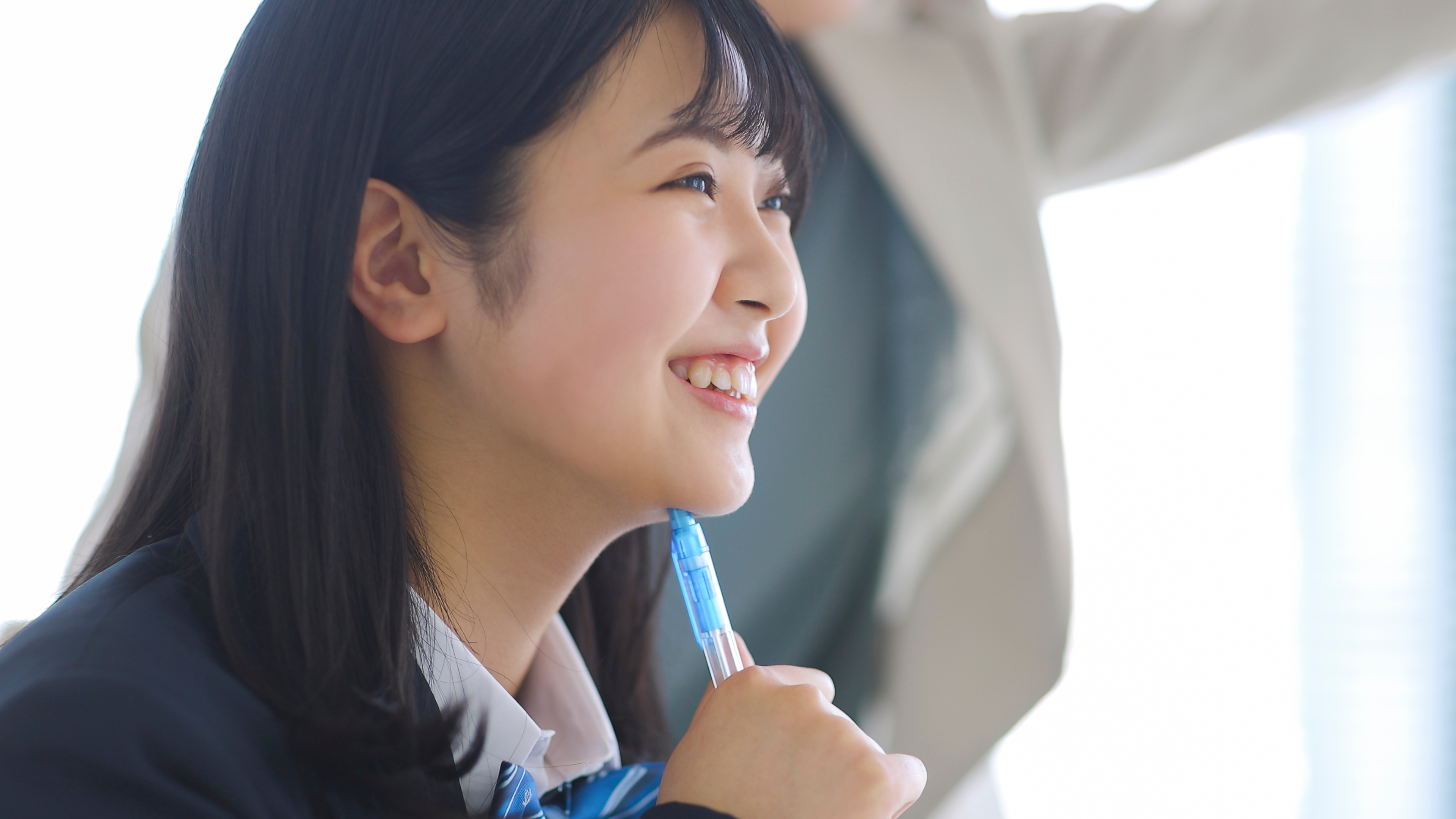 塾で授業を受ける女子学生